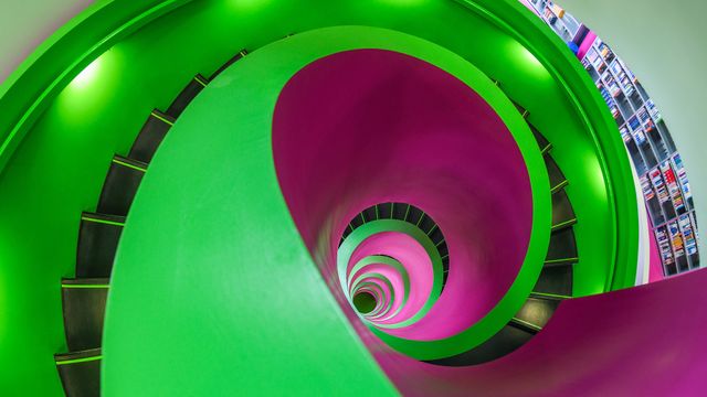 Wendeltreppe in der Universitätsbibliothek Cottbus-Senftenberg, Brandenburg, Deutschland