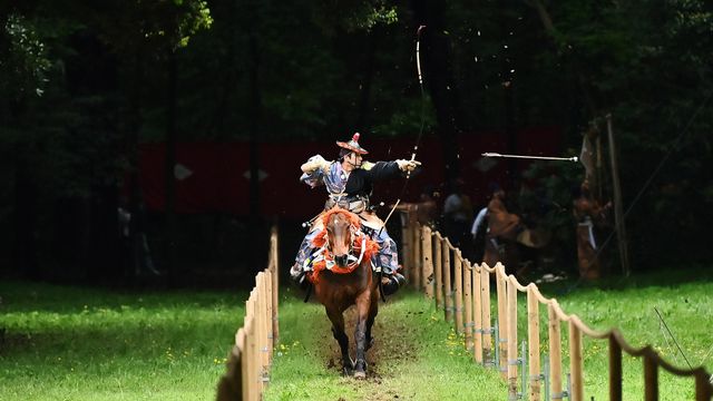 矢を放つ流鏑馬の射手, 東京