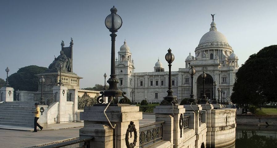 Das Victoria Memorial steht in der indischen Stadt Kalkutta – Bhaswaran Bhattacharya/India Picture RM/Photolibrary ©