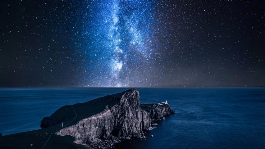 Die Milchstraße über dem Leuchtturm Neist Point, Isle of Skye, Schottland, Vereinigtes Königreich