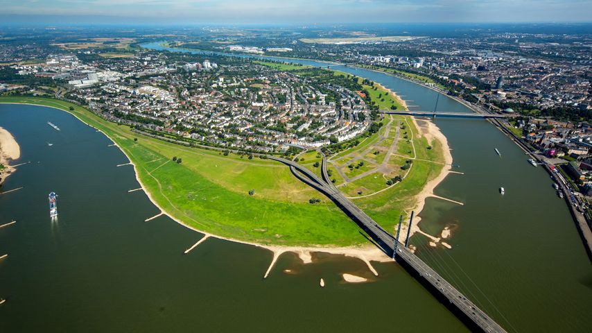 Luftbild des Düsseldorfer Stadtteils Oberkassel mit Rheinkniebrücke und Oberkasseler Brücke, Nordrhein-Westfalen