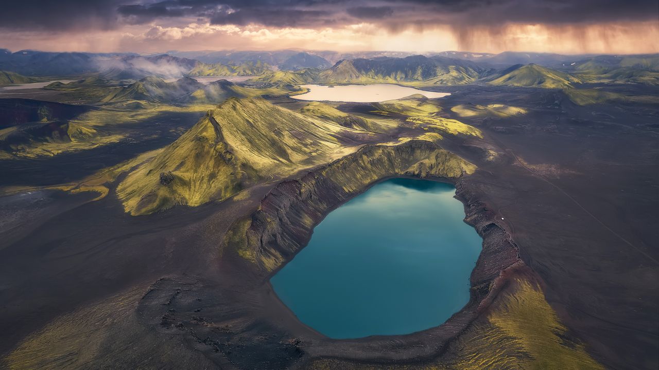 Lago del cratere Hnausapollur, riserva naturale di Fjallabak, Islanda