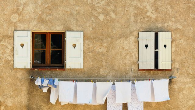 Du linge qui sèche aux fenêtres d’une maison, Barjols, Var, Provence-Alpes-Côtes d'Azur