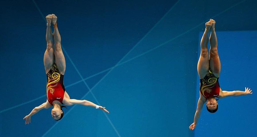 2012/7/29伦敦夏季奥运会，水上运动中心内女子双人3米跳板决赛中的吴敏霞与何姿