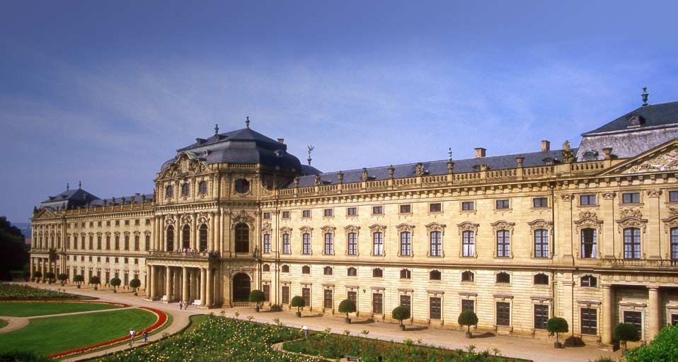 Rückseite der Fürstbischöflichen Residenz in Würzburg – Werner Hilpert/Panther Media/age fotostock ©