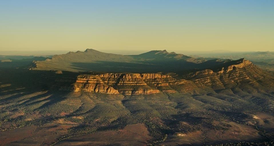 Luftaufnahme des Wilpena Pound in der Flinderskette, Südaustralien, Australien