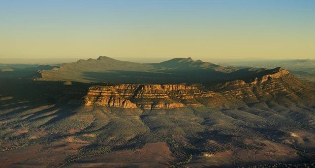 Luftaufnahme des Wilpena Pound in der Flinderskette, Südaustralien, Australien