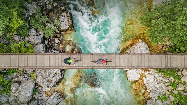 「トリグラウ国立公園ソチャ川の吊り橋」スロベニア