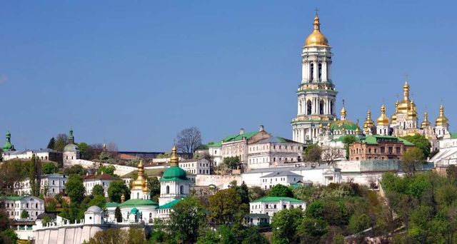Das Kiewer Höhlenkloster am westlichen Ufer der Dnepr