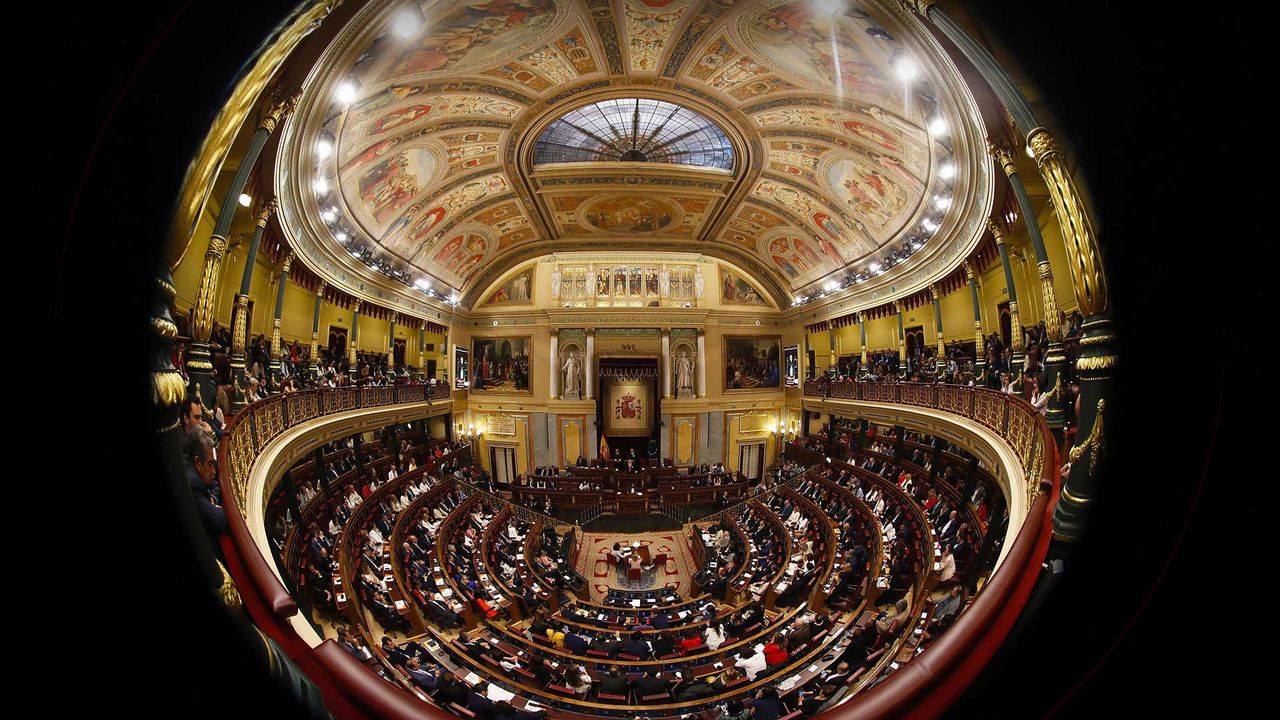 Congreso de los diputados a través de una lente “fish eye”, Madrid