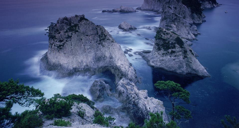 Felsformationen vor der japanischen Küste  in der Nähe des Rikuchu-Nationalparks, Honshu – Chad Ehlers/Photolibrary ©