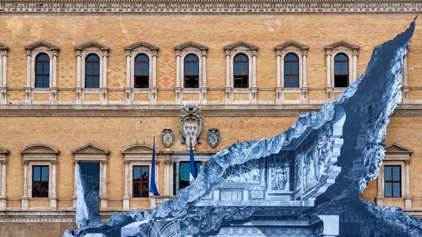 'Vanishing Point', do artista de rua francês JR, cobre a fachada do Palazzo Farnese, Roma, Itália
