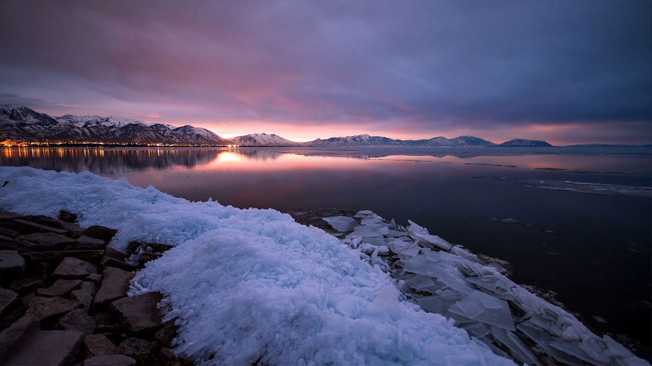 Lever de soleil au-dessus du lac Utah près de Provo, Utah, États-Unis 