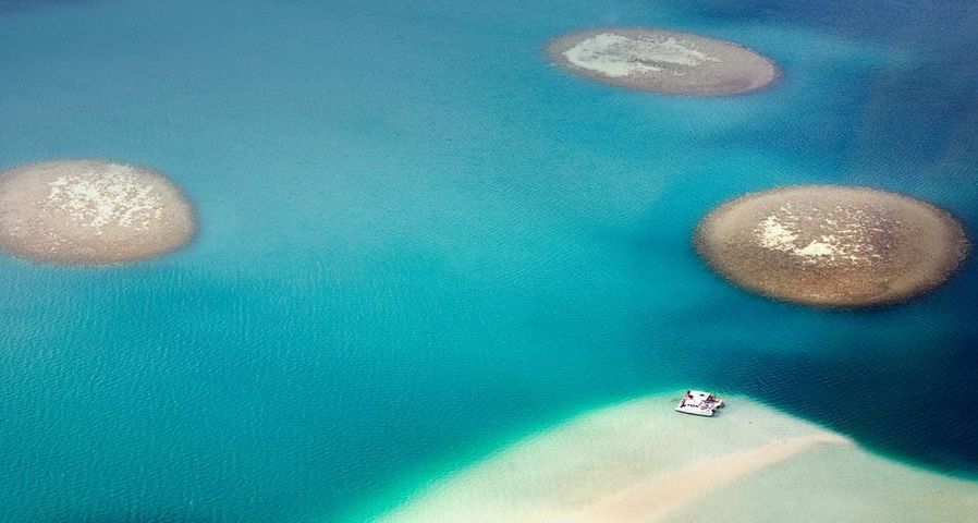 Vue aérienne des eaux turquoises et des bancs de sable de l’île d’Oahu, Hawaï
