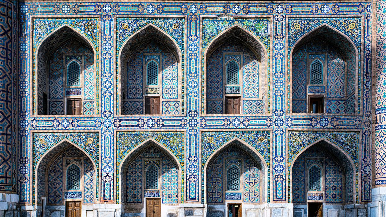 Fachada de mosaicos en la Plaza Registán, Samarcanda, Uzbekistán