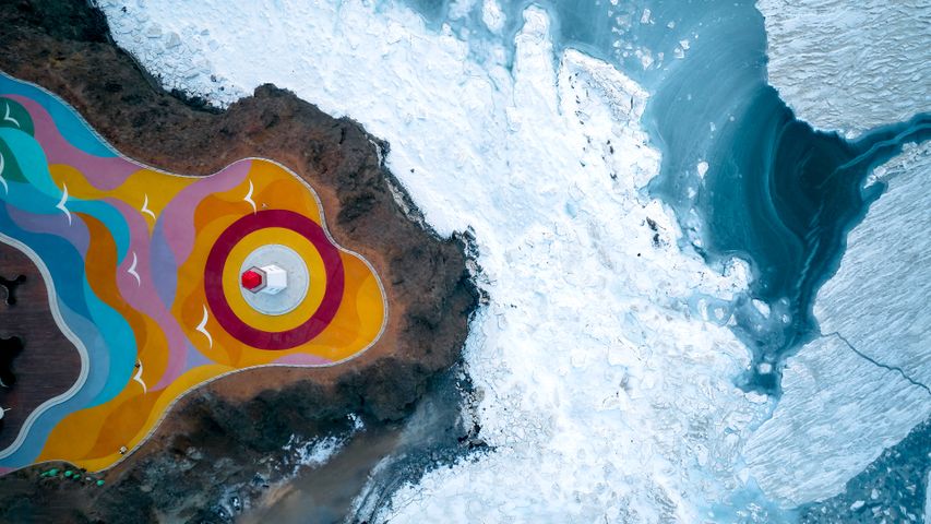 A color-splashed coast
