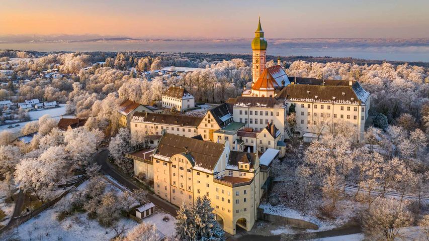 Winterliche Morgenstimmung am Kloster Andechs in Bayern mit Blick auf den Ammersee