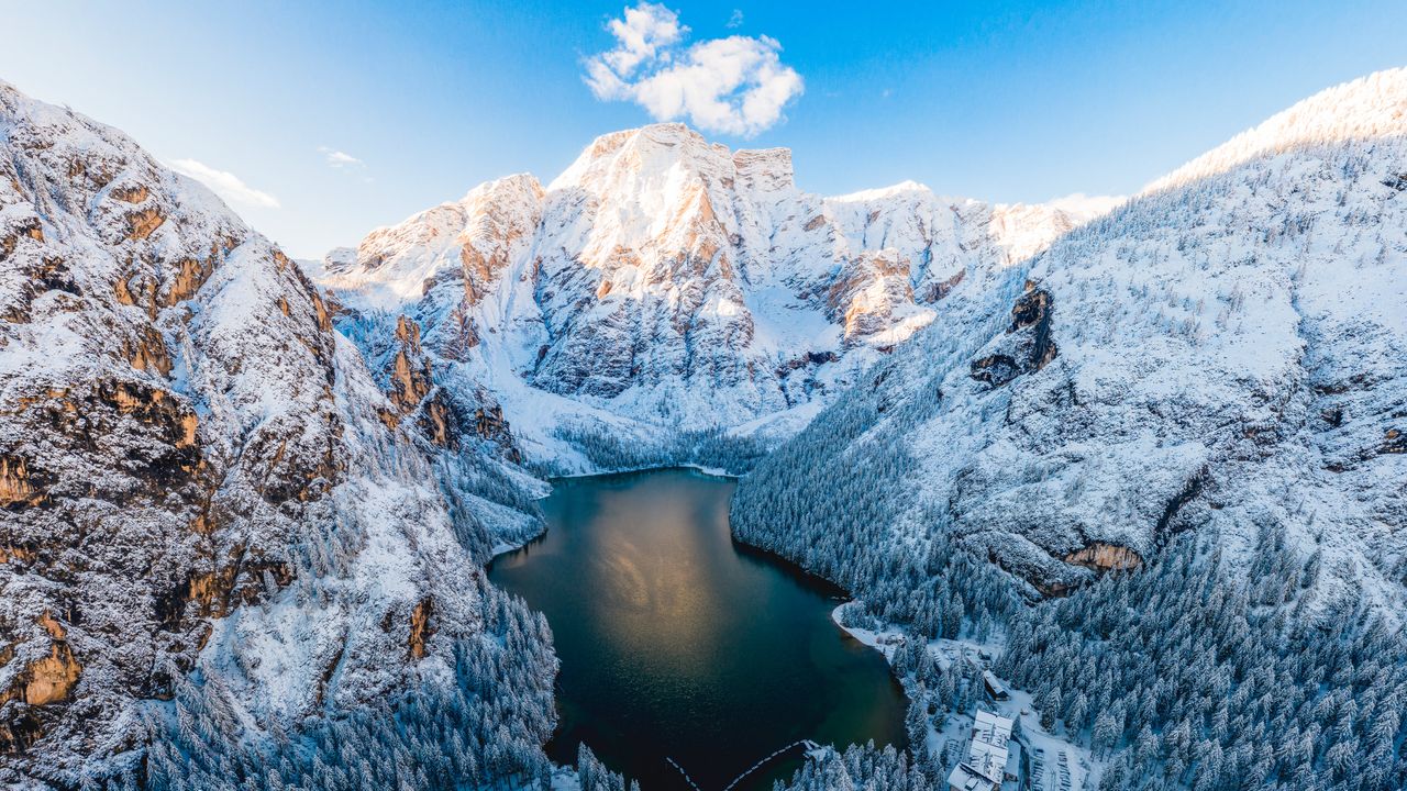 Der Pragser Wildsee in den Dolomiten, Südtirol, Italien