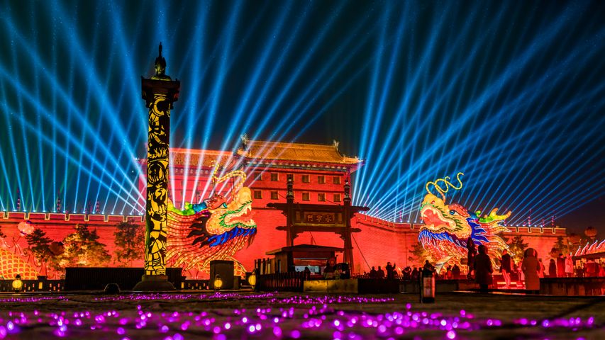 灯光秀点亮夜幕中的西安城墙，中国春节