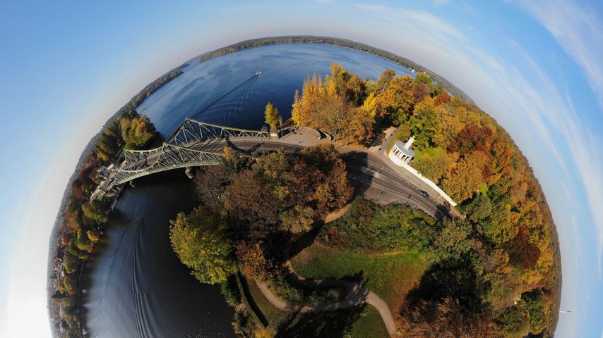 Kugelpanorama-Luftbild (Little Planet) der Glienicker Brücke, Potsdam, Brandenburg