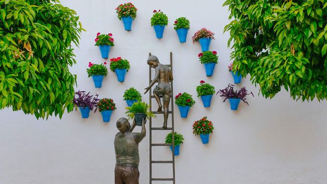正在照看花草的孩子和祖父铜雕,西班牙科尔多瓦