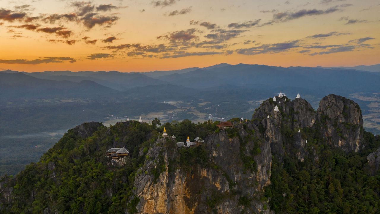 Templos flotantes de Wat Chaloem Phra Kiat Phrachomklao Rachanusorn, en la provincial de Lampang, Tailandia