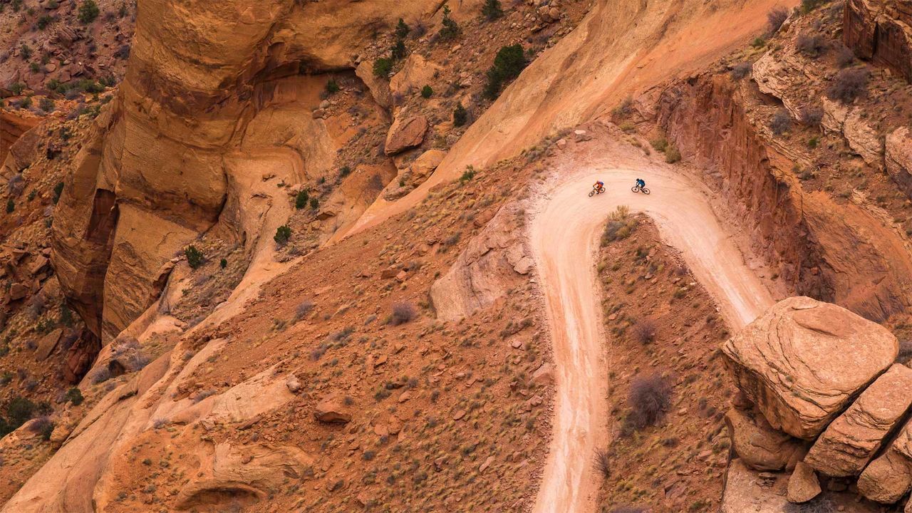 Mountain bikers on White Rim Road in Canyonlands National Park, Utah
