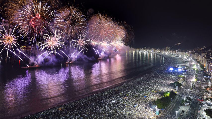 Fogos de artifício na festa de Ano Novo na praia de Copacabana