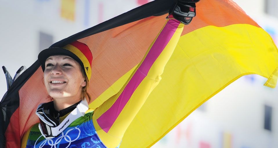 Die deutsche Skirennläuferin Maria Riesch feiert ihren Sieg bei der Super-Kombination der Frauen während der Olympischen Winterspiele in Vancouver am 18. Februar 2010 – Emmanuel Dunand/AFP/Getty Images ©