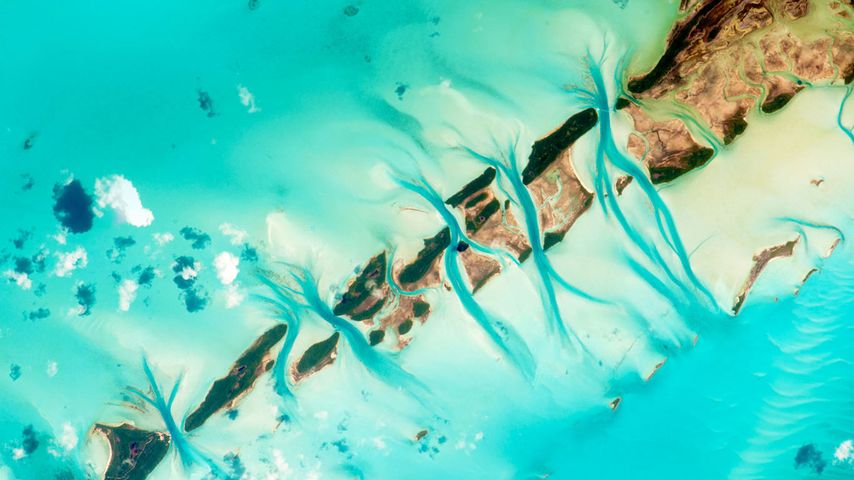 从国际空间站拍摄到的位于大埃克苏马群岛西侧小岛的珊瑚礁，巴哈马 