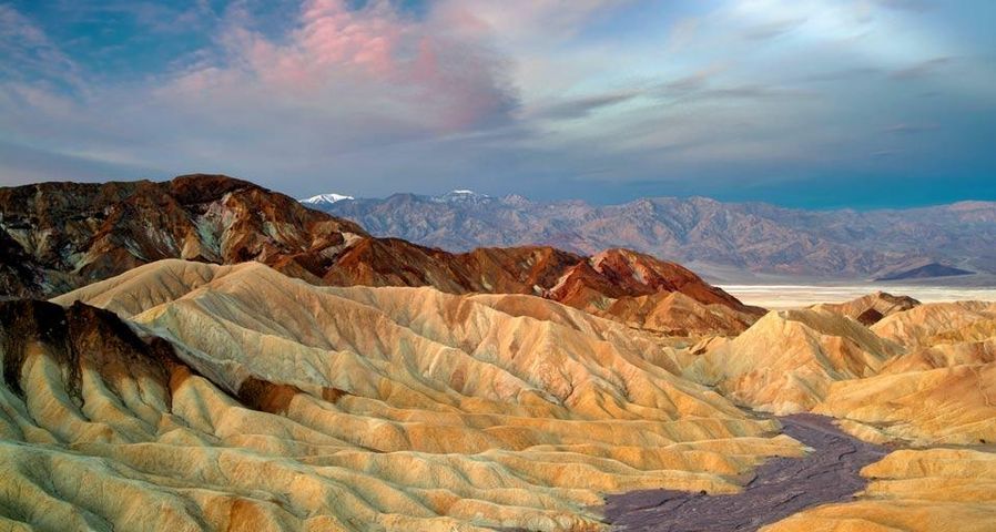Blick auf erodierte Klippen vom Zabriskie Point, Death-Valley-Nationalpark, Kalifornien