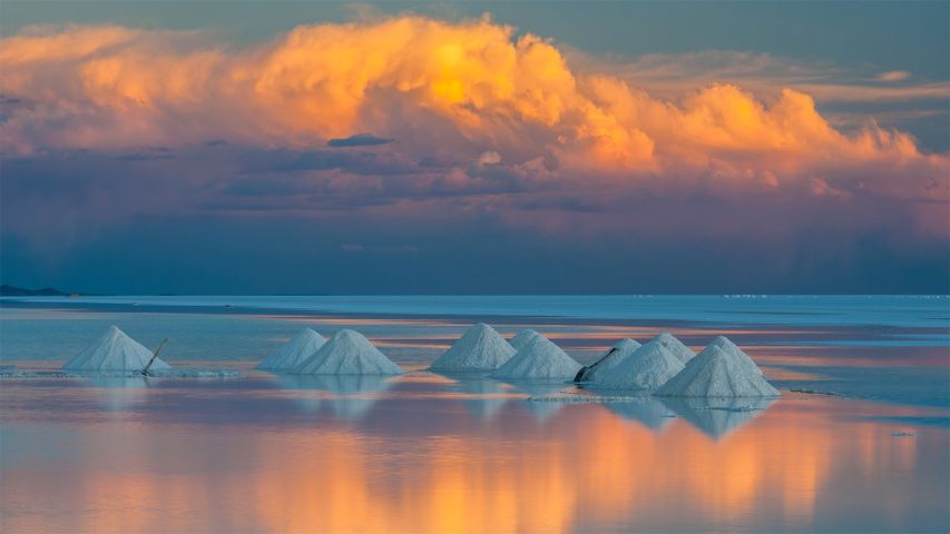 乌尤尼盐沼上的锥形盐堆，玻利维亚