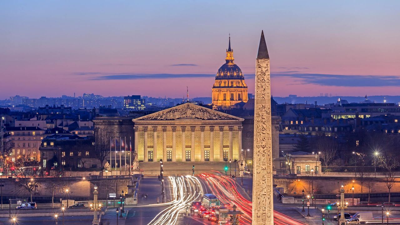 Place de la Concorde, Obélisque, Assemblée Nationale et Invalides de nuit à Paris 