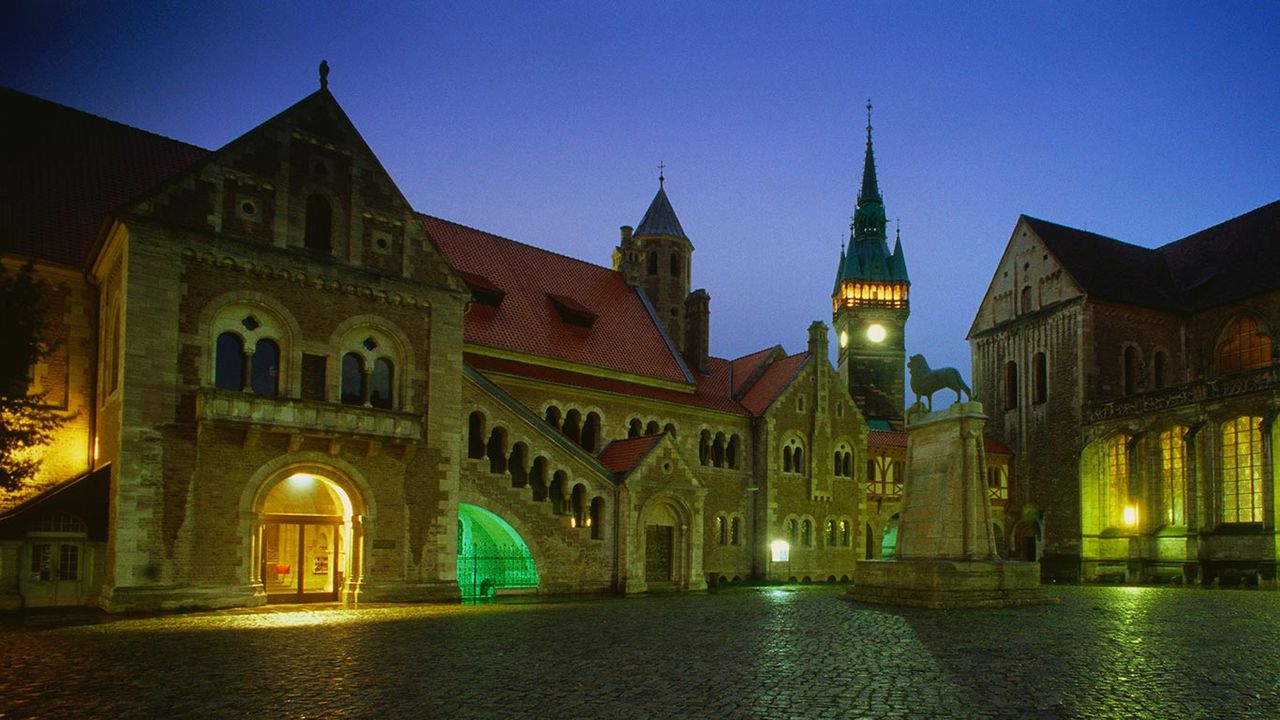 Blick über den Burgplatz mit dem Braunschweiger Löwen und der Burg  Dankwarderode, Braunschweig, Niedersachsen, Deutschland