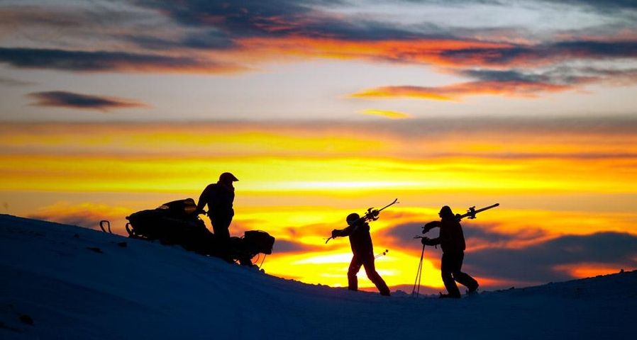 Skieurs au coucher du soleil en France