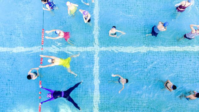 【六一儿童节】孩子们在泳池嬉戏,中国九江(© Visual China Group/Getty)