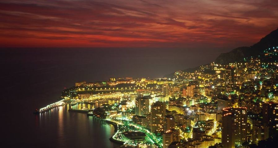 Monacos Stadtteil Monte Carlo bei Nacht