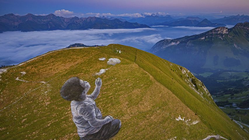 Monumentalbild „A New Breath“ des Künstlers Saype in Moléson-sur-Gruyères, Schweiz