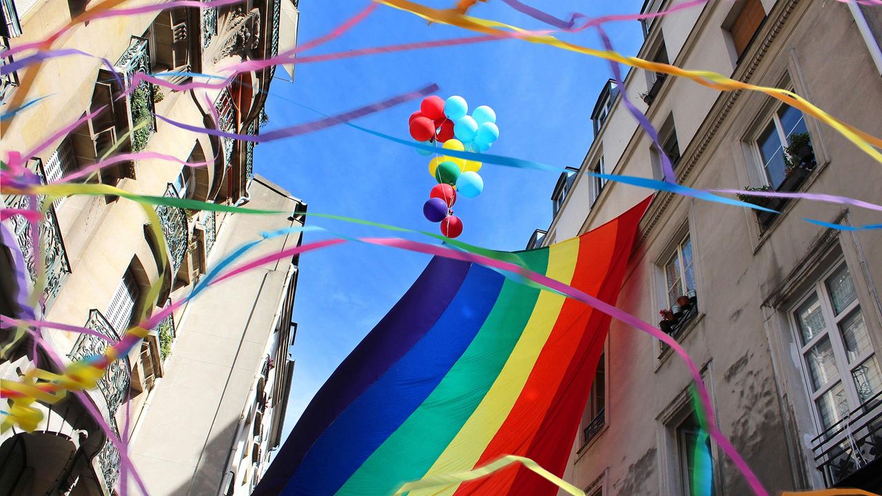 Drapeau arc-en-ciel dans une rue du Marais, Paris