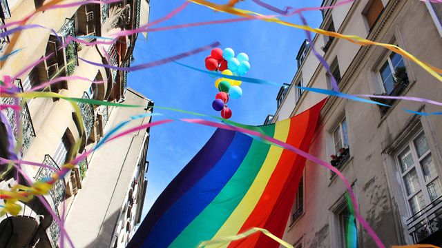 Drapeau arc-en-ciel dans une rue du Marais, Paris