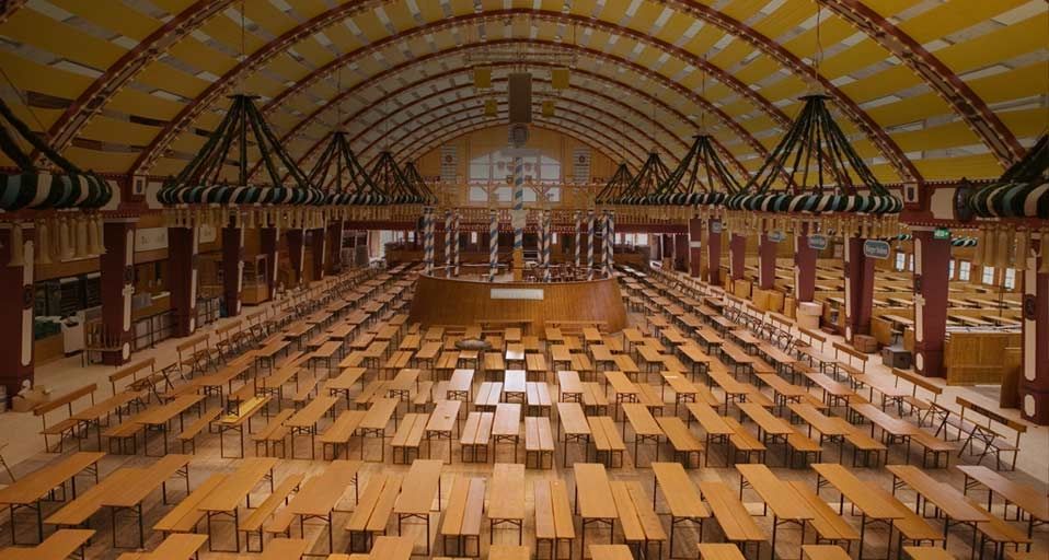 Ein leeres Bierzelt vor der Eröffnung des Oktoberfests in München