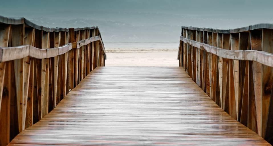 Ein hölzerner Steg führt zum Strand von Cádiz in Spanien