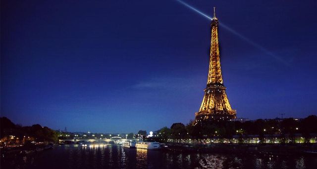Der Eiffelturm bei Nacht, Paris, Frankreich