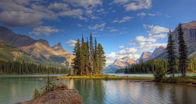 Spirit Island at sunset, Maligne Lake, Jasper National Park, Alberta © Robert Postma/First Light/Getty Images ©