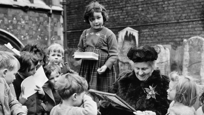 L'educatrice italiana Maria Montessori che gioca con i bambini nell’istituto scolatico Smithfield, Londra