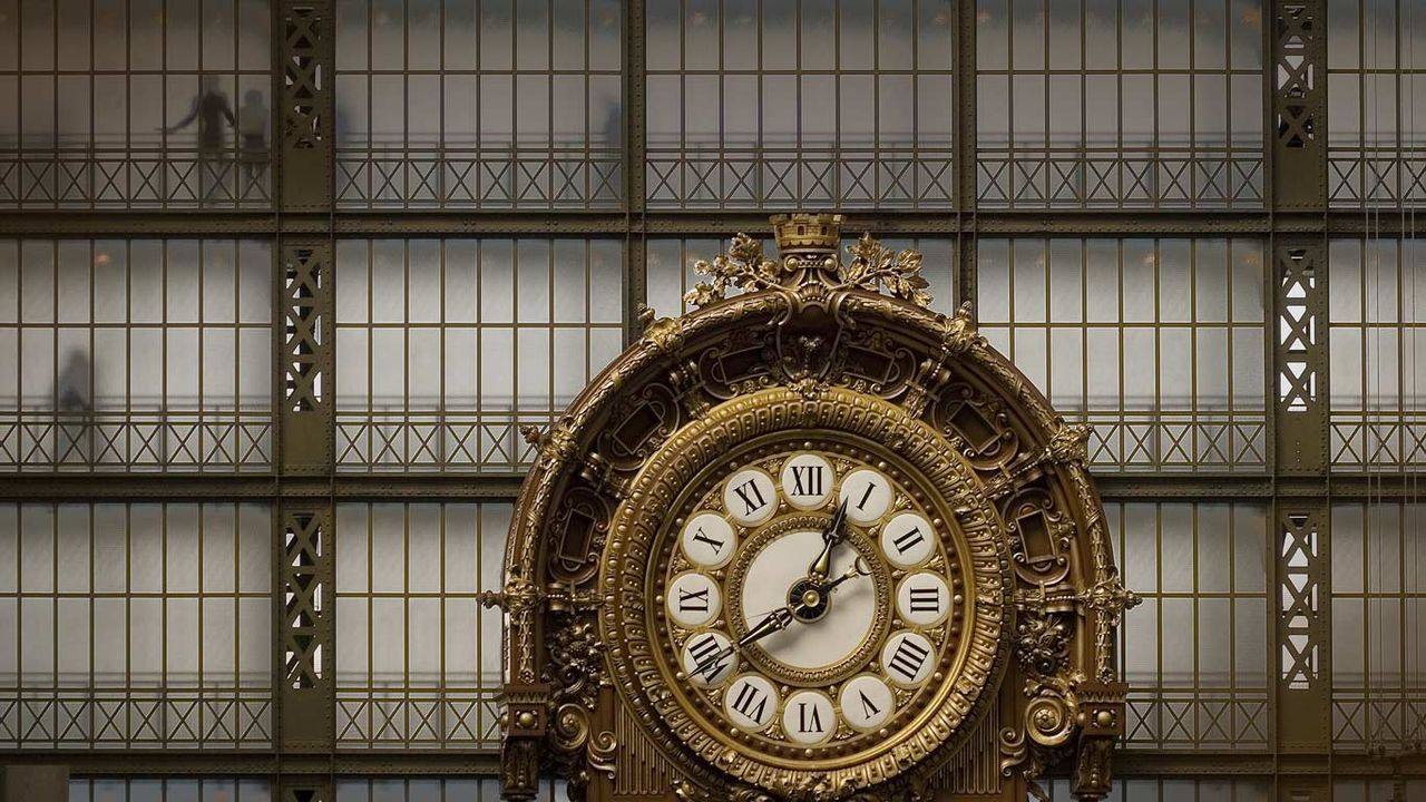 Uhr in der Haupthalle des Kunstmuseums Musée d’Orsay, Paris, Frankreich