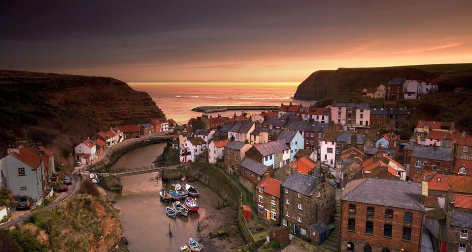 Cityscape at sunset, Staithes, Yorkshire, England - John Short/age fotostock ©
