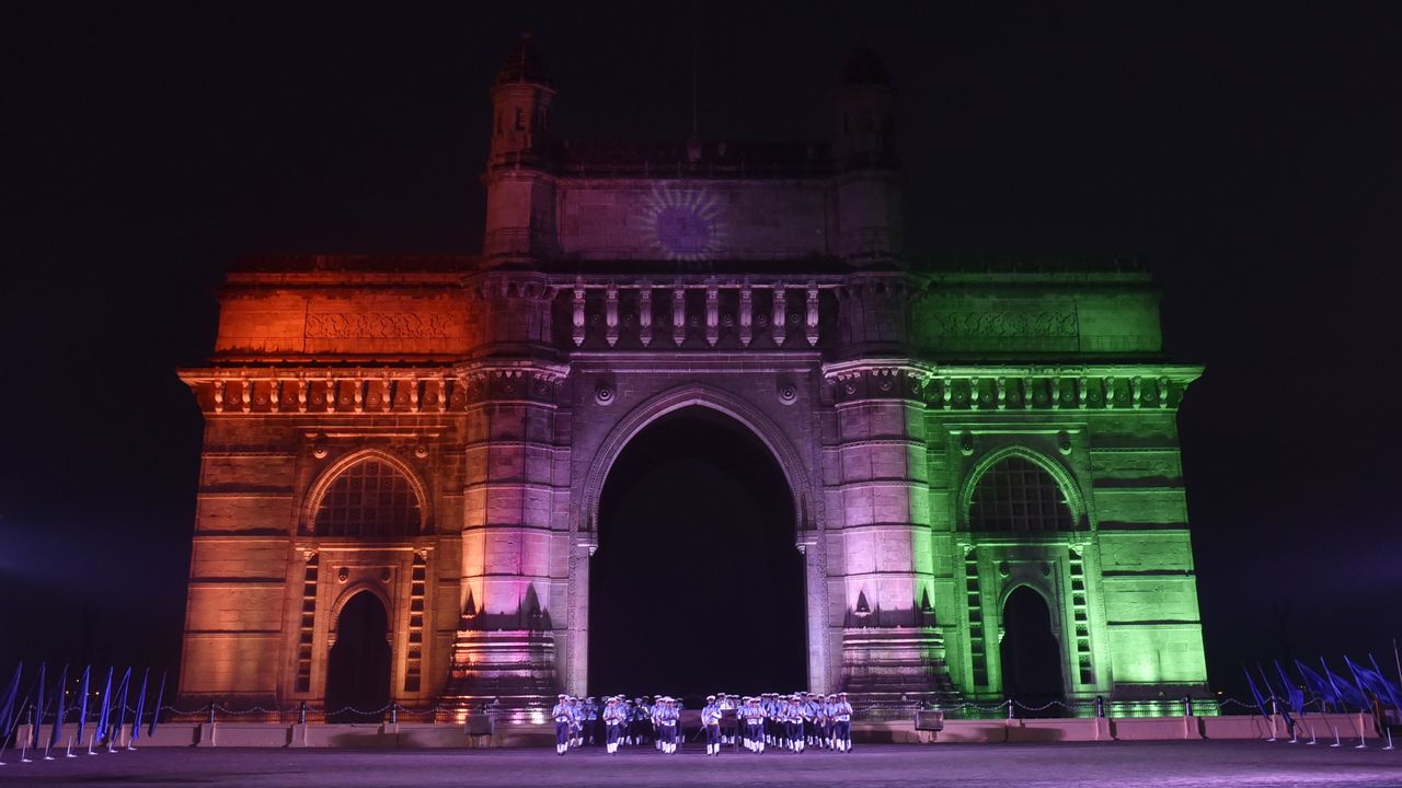 Indian Navy sailors rehearse for Navy Day at Mumbai's Gateway of India, 1 December 2016