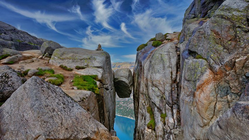 裂缝中的谢拉格伯顿石，挪威谢格拉山