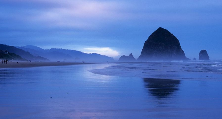 Der Haystack Rock ragt am Strand von Cannon Beach aus dem Wasser, Oregon – Wei Zheng ©